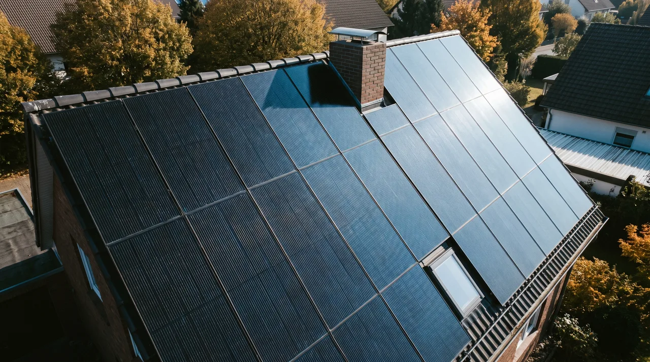 Dach mit Solarmodulen von oben