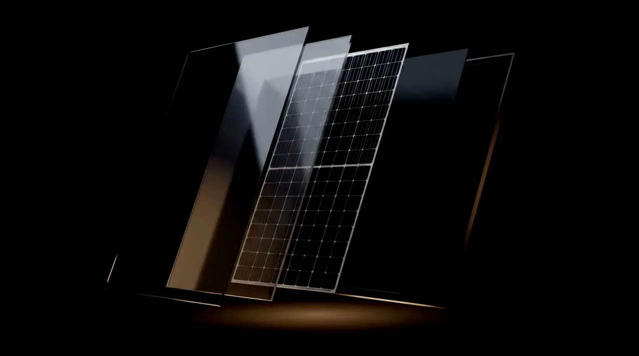 Die Schichten eines Solarmoduls fügen sich zu einem fertigen Full-Black-Modul zusammen